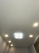 Потолок в люстрой и светильниками